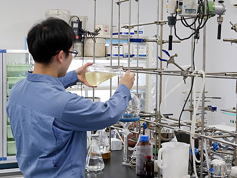 本格的な実験設備が整った研究室では、化学合成によって香りの素となる単品香料の製造方法を検討している