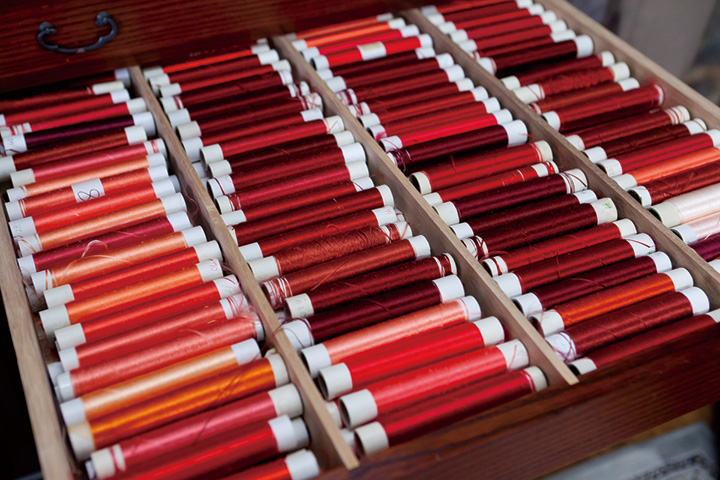 絹糸。赤だけでもたくさんの色がある