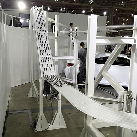 自動車の展示会場の施工風景強度や安全性を厳しくチェックしながら作りあげる