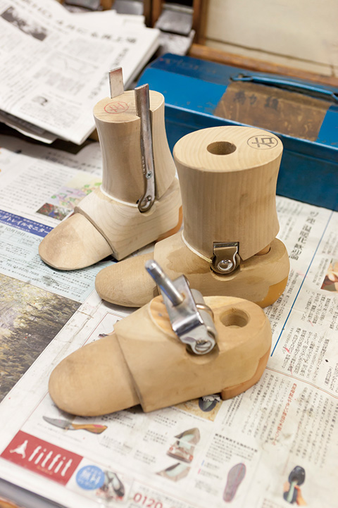 木製の足には機械でできない加工が多く、ほとんどが手仕事
