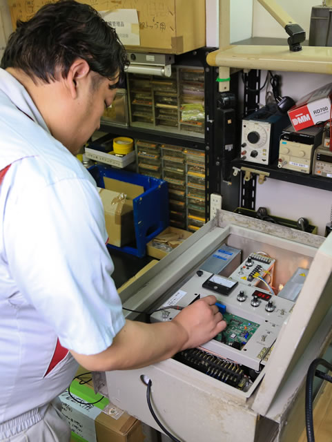 世田谷にある営業技術部技術課では製品の点検や修理を行う、20年以上を経た装置もていねいな修理により現役として復帰